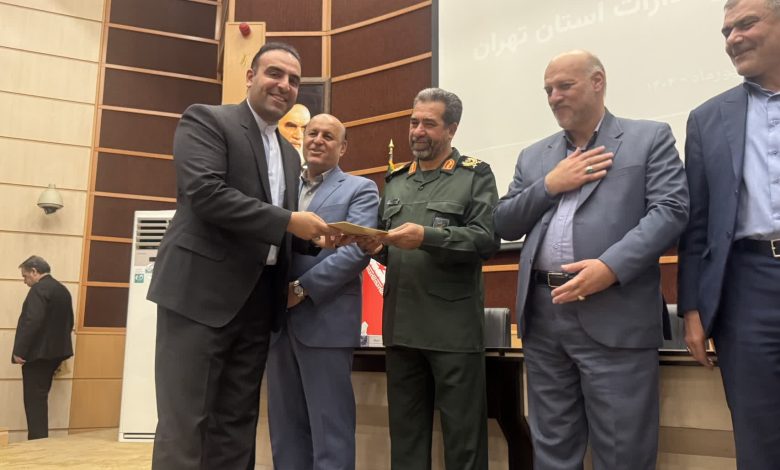 تجلیل از فرماندار و شهردار اسلامشهر در آیین مدیران نمونه بسیج ادارات استان تهران