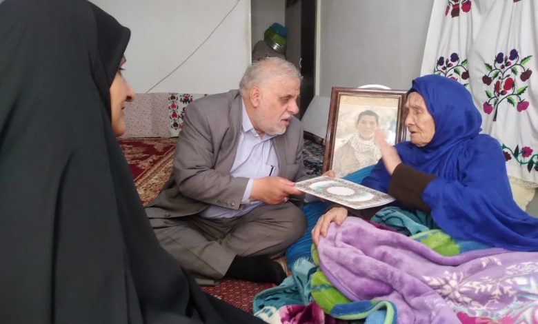خدمت در کنار ایثار؛ حضور مشترک غلامی و حسین نصراله در جمع خانوادههای شهدا