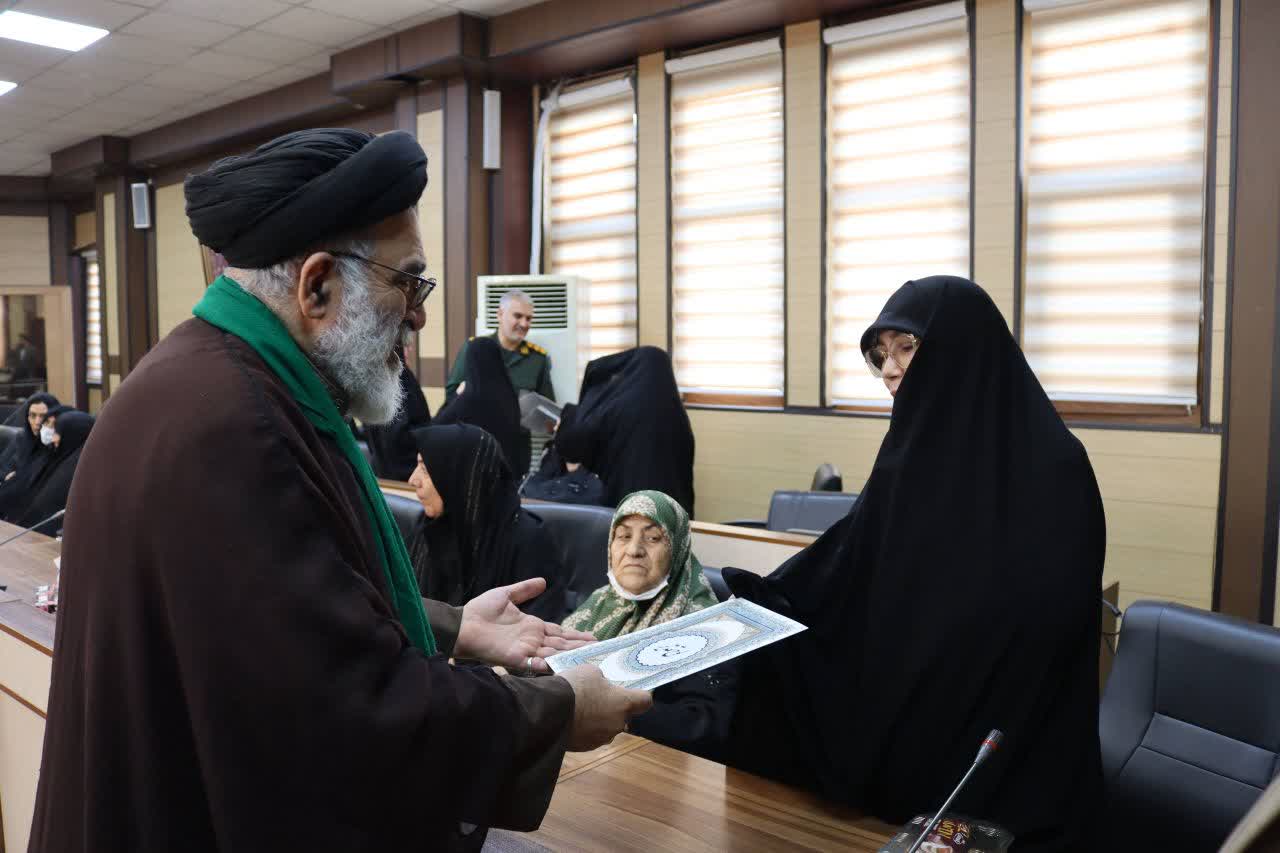 تکریم از مادران و همسران شهدا در ورامین