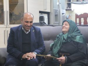 دیدار فرماندار ورامین با مادر شهیدان اشجع زلده